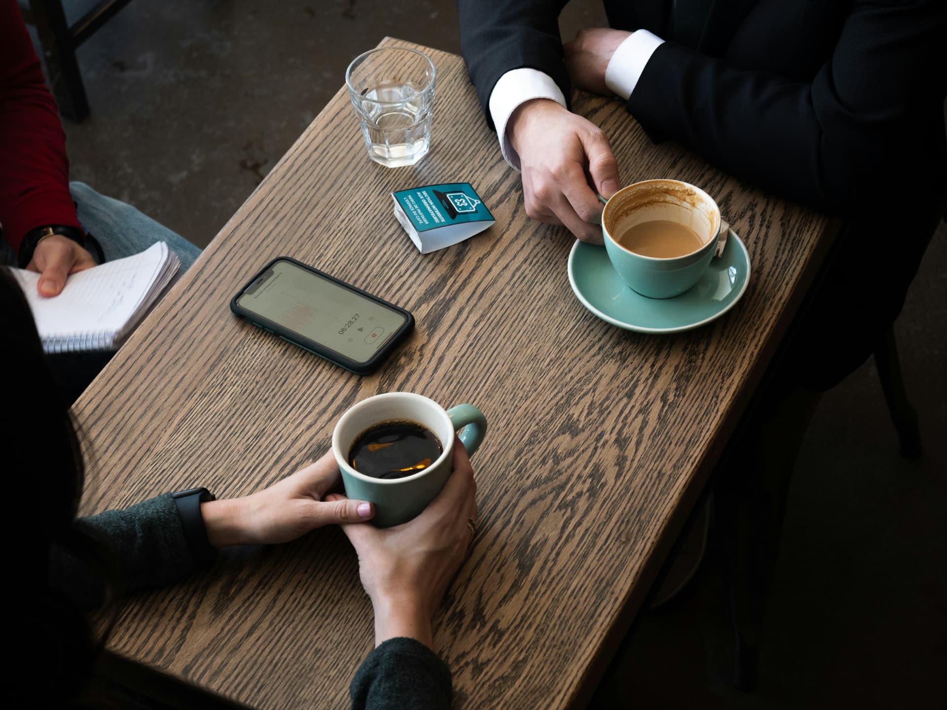 Incontro con caffè in un ambiente professionale e informale